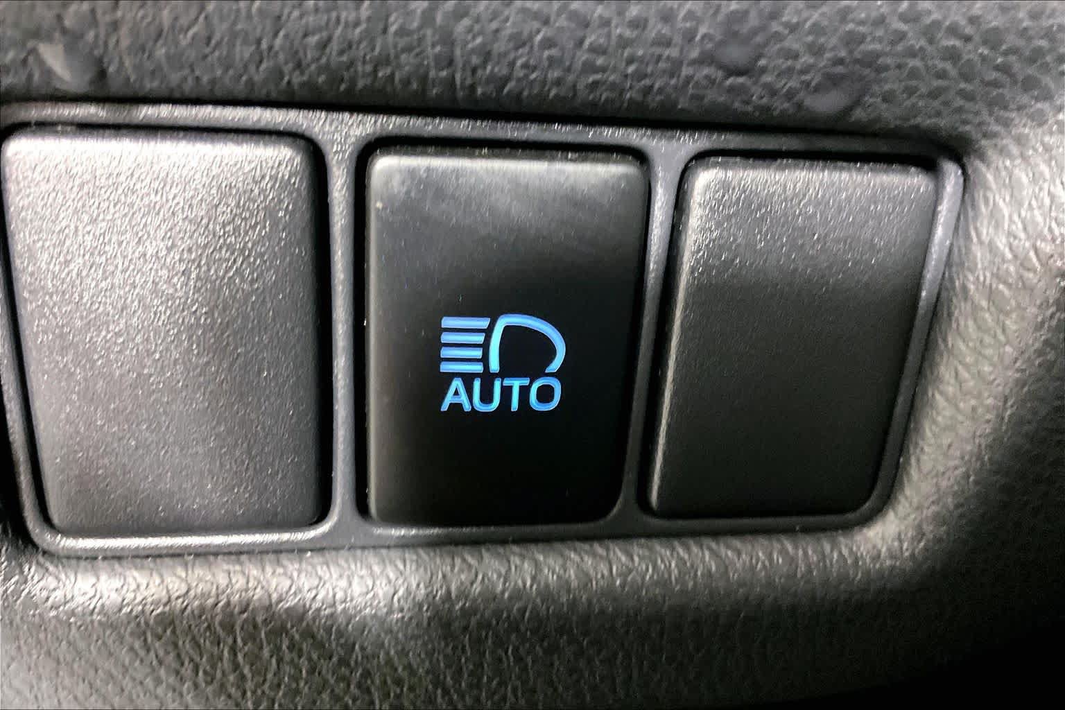 Used 2020 Toyota C-HR LE FWD image 32