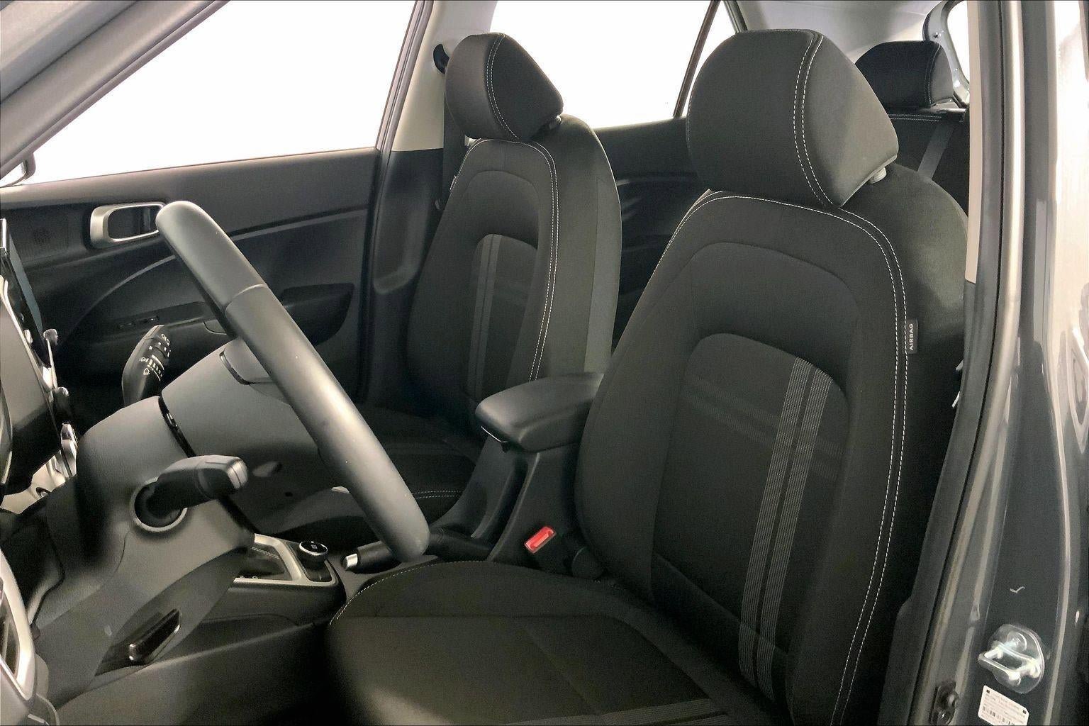 Used 2025 Hyundai Venue SEL FWD image 22