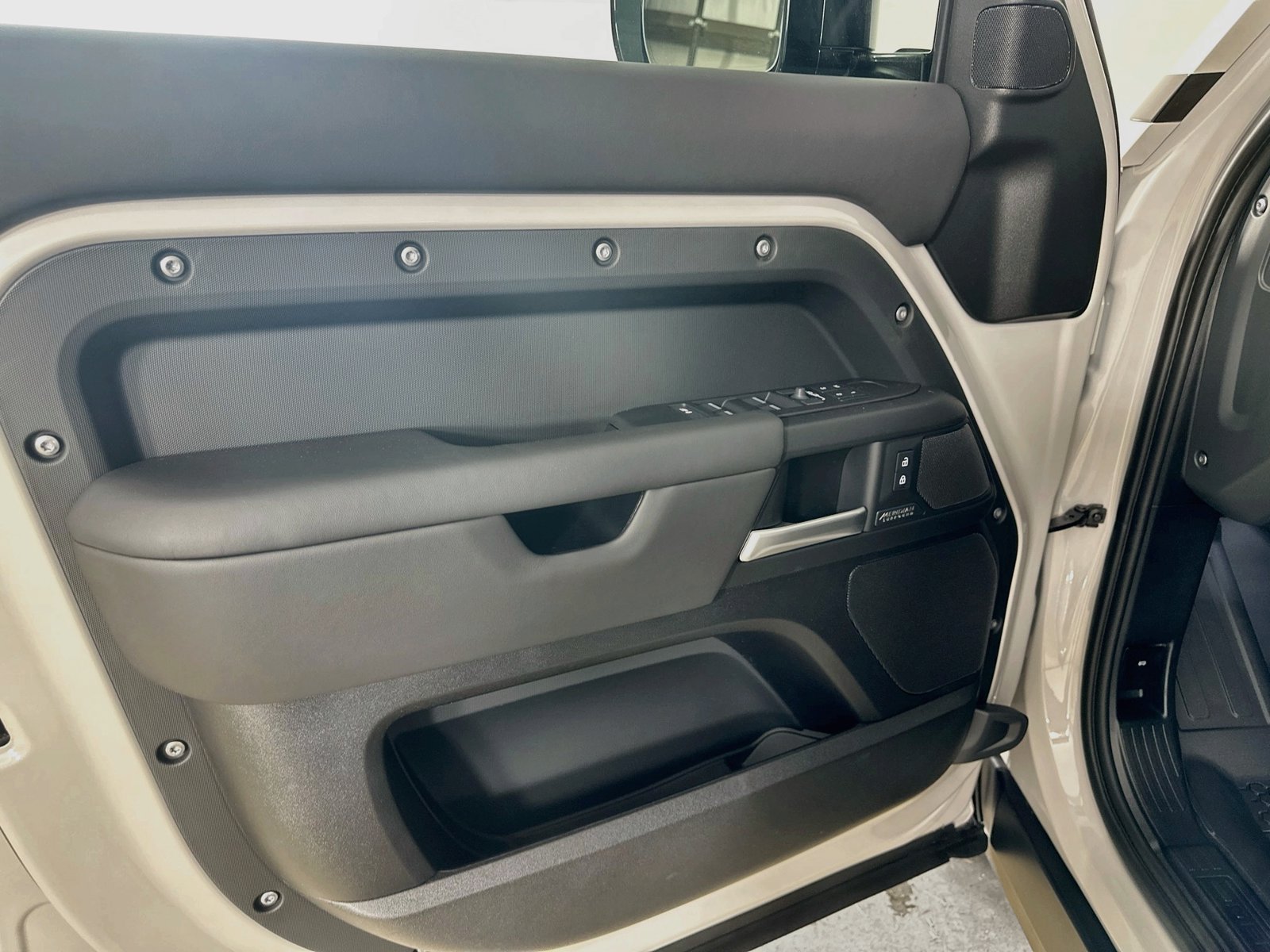 New 2026 Land Rover Defender 110 X-Dynamic SE AWD/4WD image 16