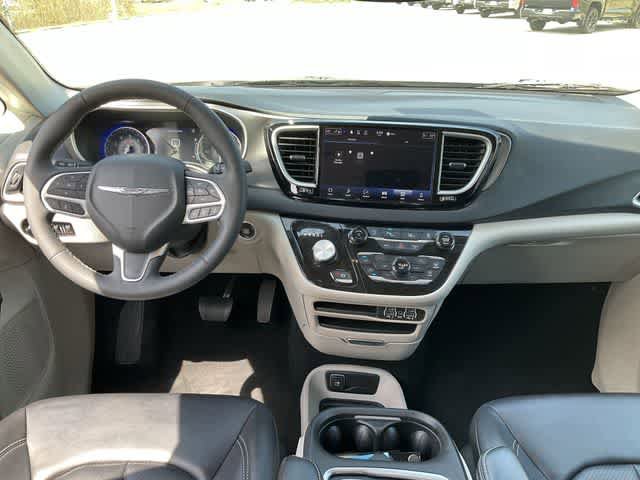 Used 2023 Chrysler Pacifica Touring-L FWD image 18
