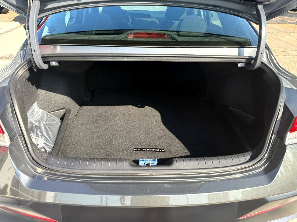 Used 2024 Hyundai Elantra SEL w/ Convenience Package image 9