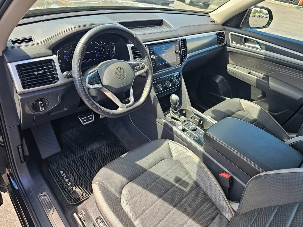 Certified 2023 Volkswagen Atlas SEL Premium AWD/4WD image 2