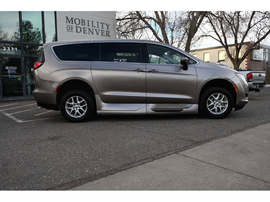 Used 2017 Chrysler Pacifica Touring FWD image 5