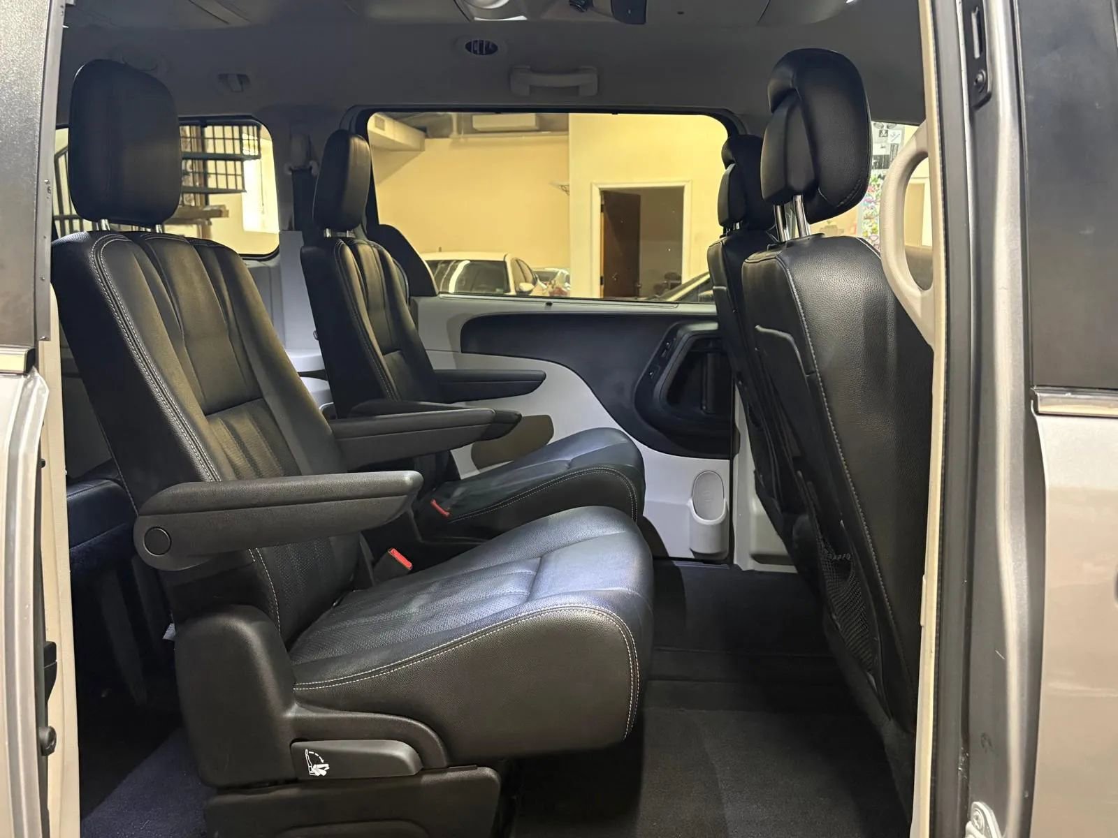 Used 2015 Chrysler Town & Country Touring-L w/ Driver Convenience Group image 24