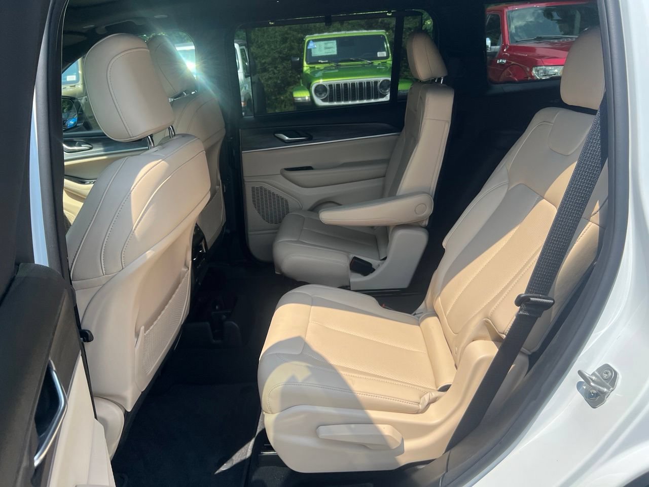Used 2025 Jeep Grand Cherokee L Limited w/ Luxury Tech Group II RWD image 14