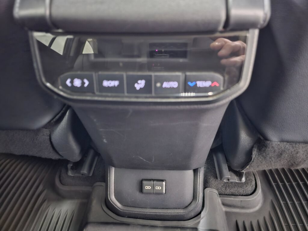 Used 2024 Toyota Highlander XLE AWD/4WD image 18