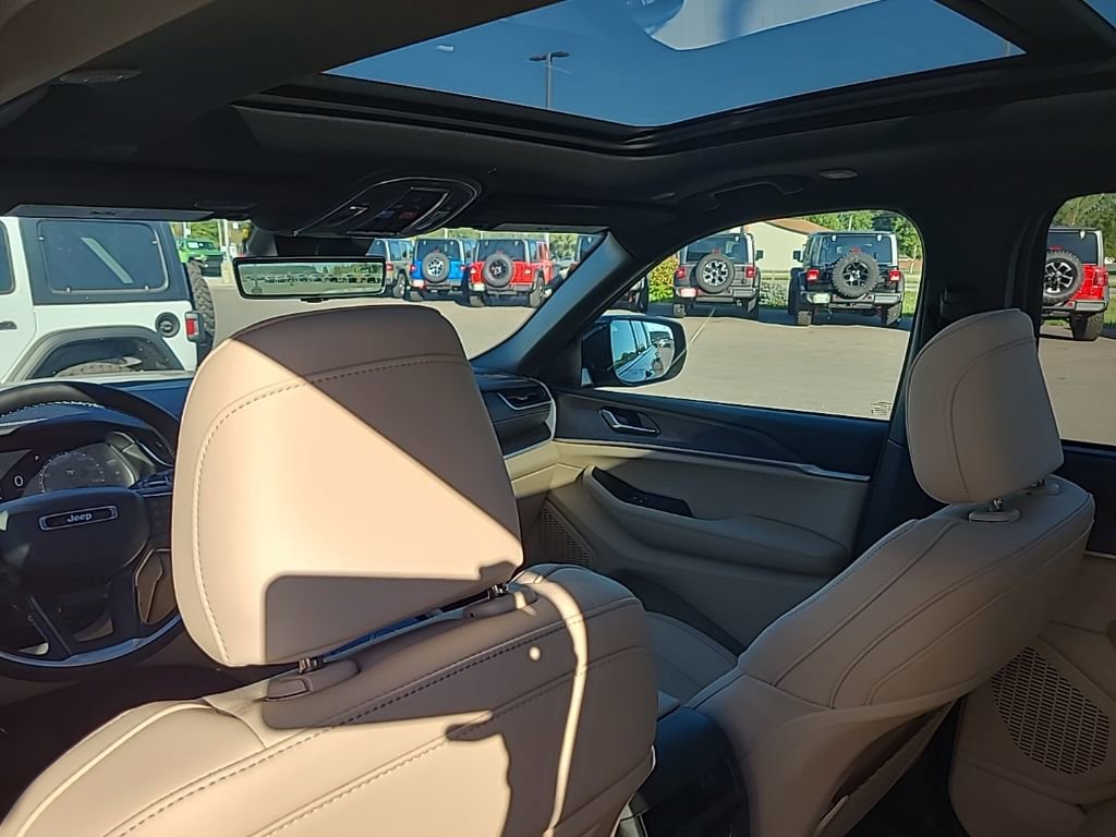 New 2025 Jeep Grand Cherokee Limited w/ Luxury Tech Group II image 16