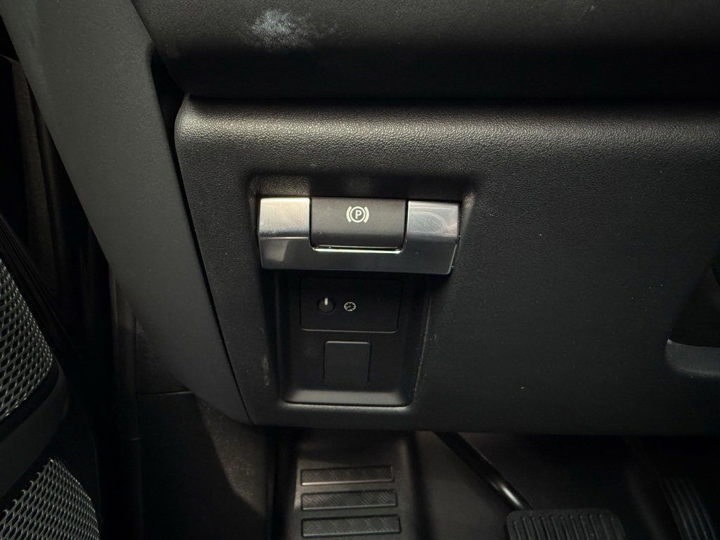 Used 2024 Land Rover Defender 130 X-Dynamic SE image 13