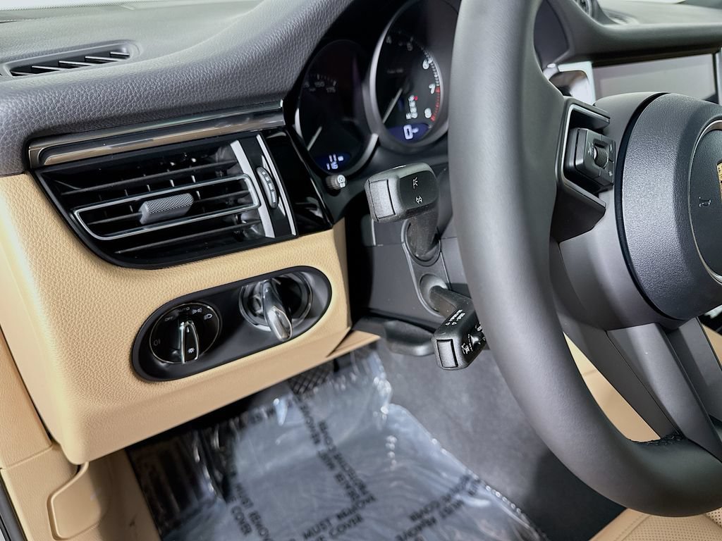 Certified 2026 Porsche Macan AWD/4WD image 11
