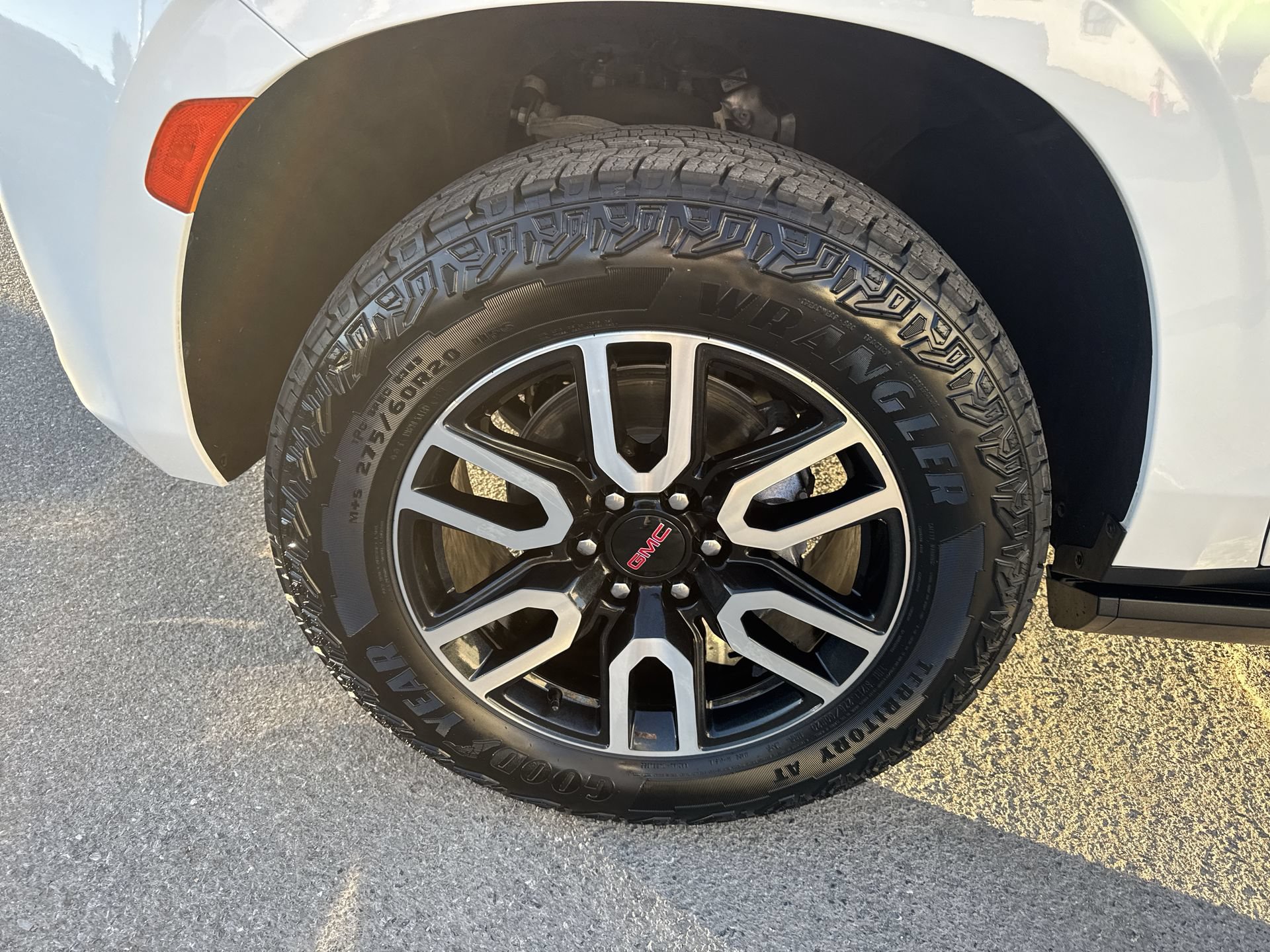 Used 2024 GMC Yukon AT4 w/ AT4 Premium Package AWD/4WD image 19