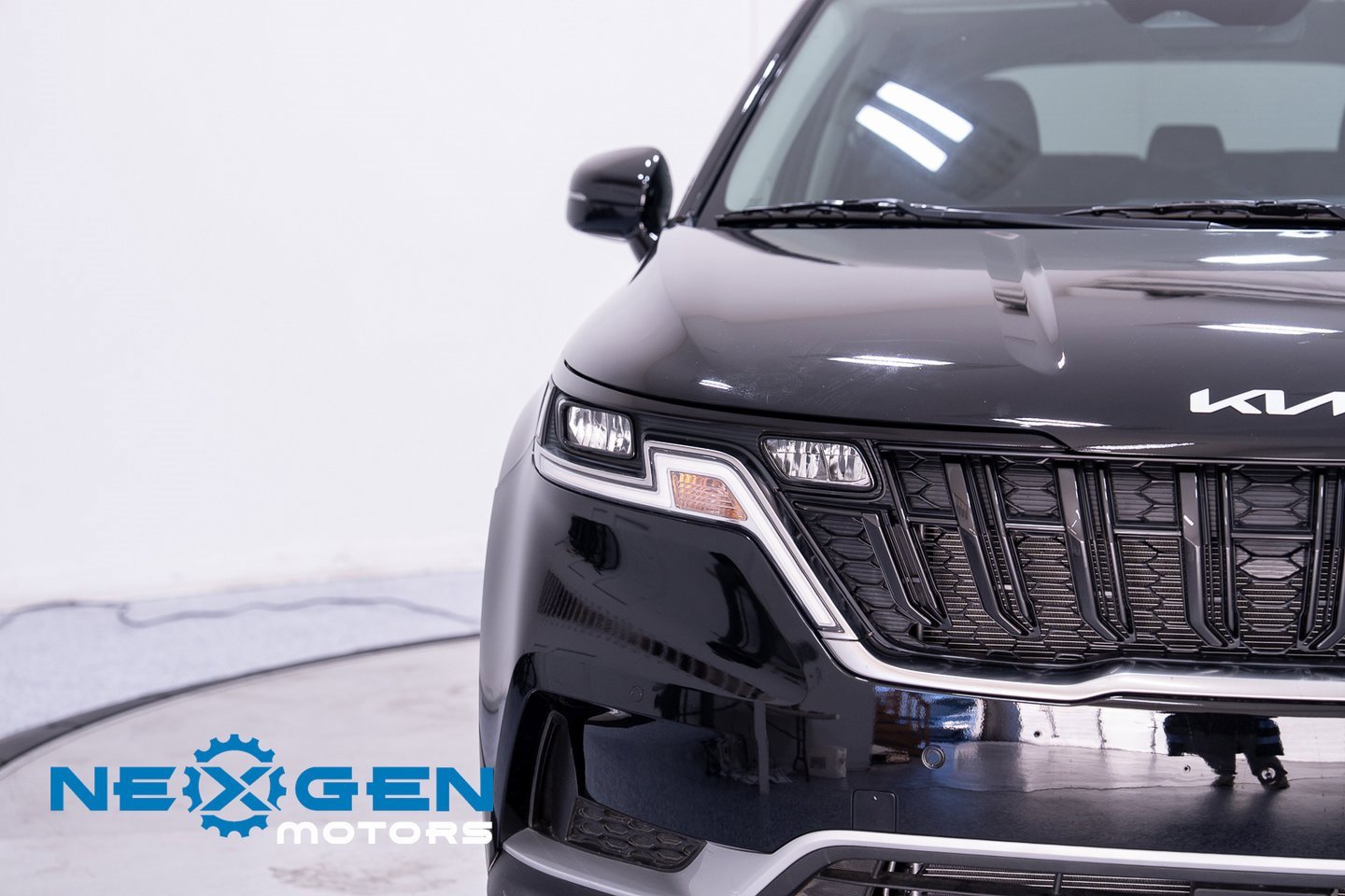 Used 2024 Kia Carnival EX image 5