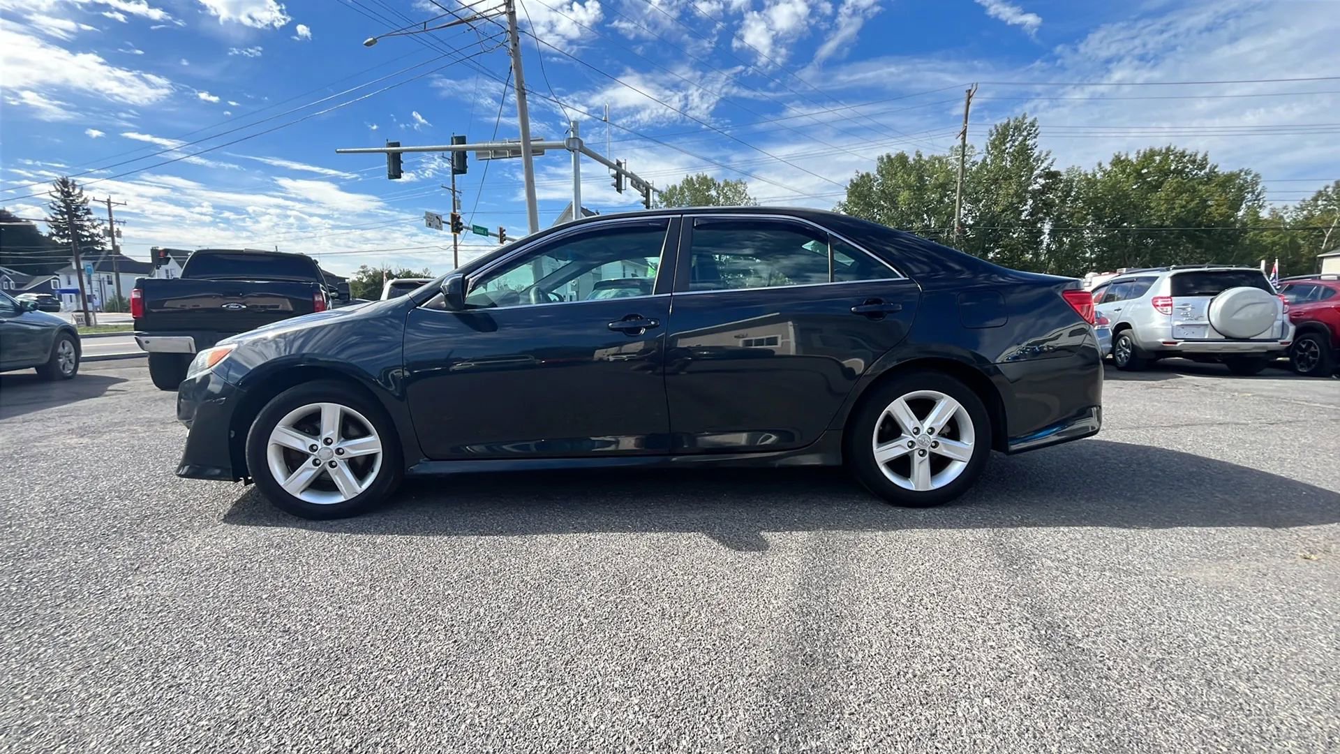 Used 2012 Toyota Camry L image 4