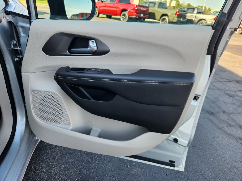 Used 2024 Chrysler Pacifica Touring-L FWD image 11