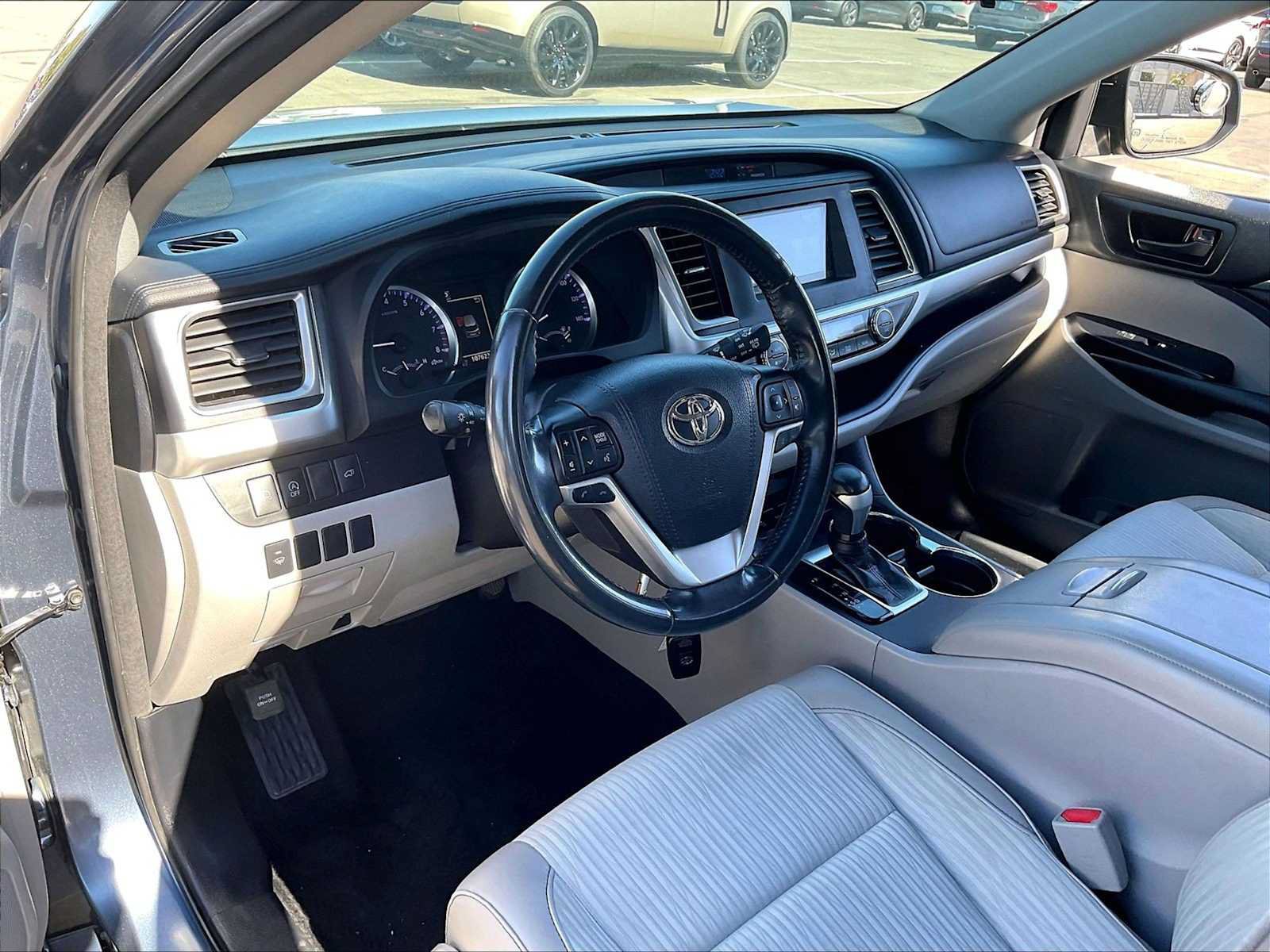 Used 2018 Toyota Highlander Plus w/ Carpet Mat Package (TMS) FWD image 17