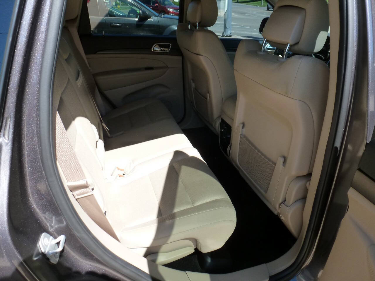Used 2015 Jeep Grand Cherokee Laredo w/ Quick Order Package 23E AWD/4WD image 12