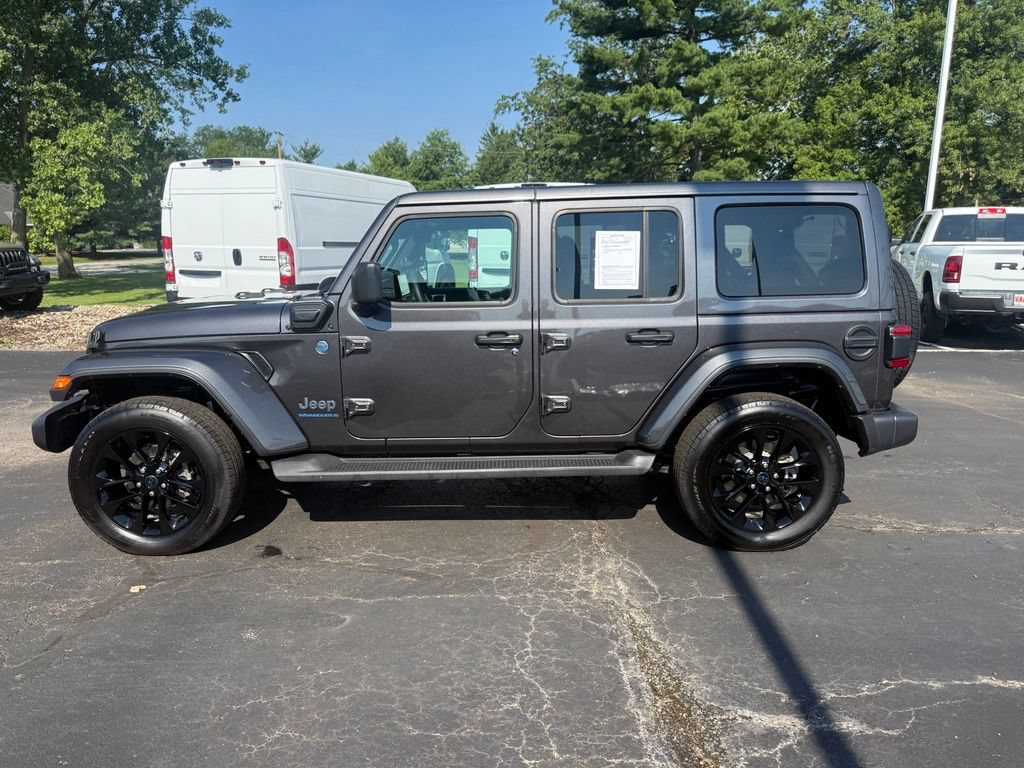 Used 2025 Jeep Wrangler Unlimited Sahara AWD/4WD image 7