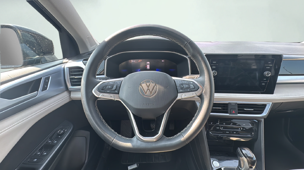Used 2025 Volkswagen Taos SE AWD/4WD image 43