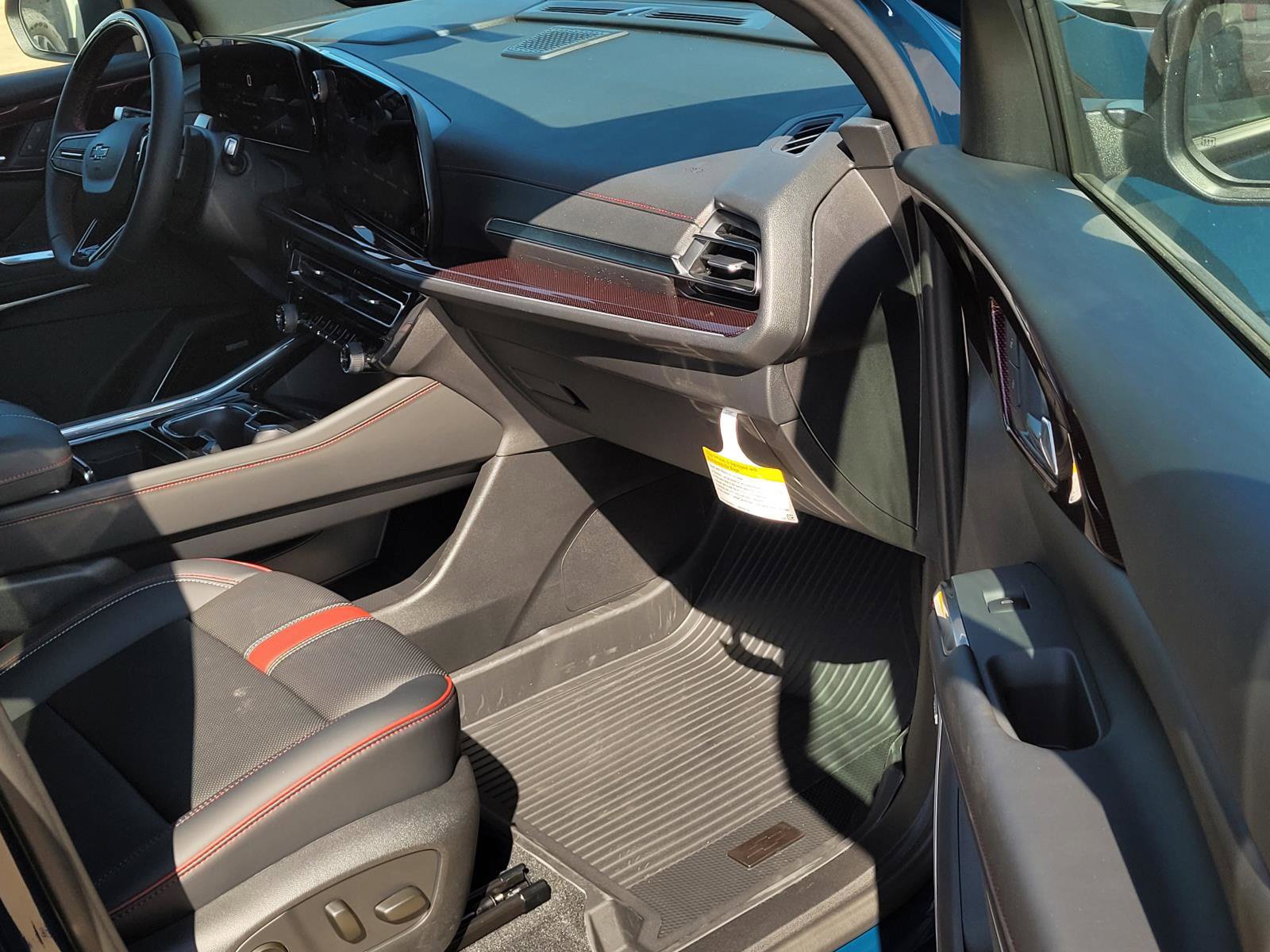 New 2027 Chevrolet Traverse RS w/ LPO, Floor Liner Package FWD image 6