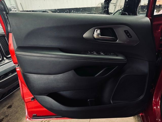 Used 2025 Chrysler Pacifica Select FWD image 13
