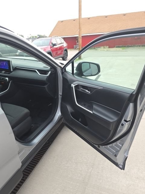 Used 2025 Toyota RAV4 XLE AWD/4WD image 27