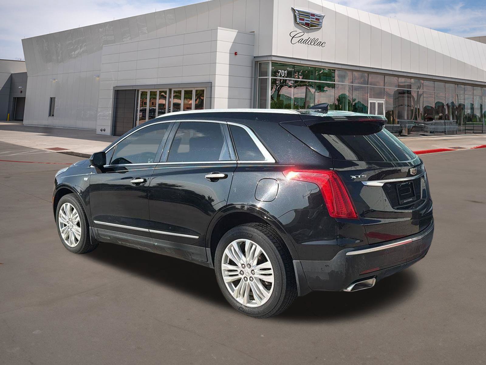 Used 2017 Cadillac XT5 Premium Luxury FWD image 3