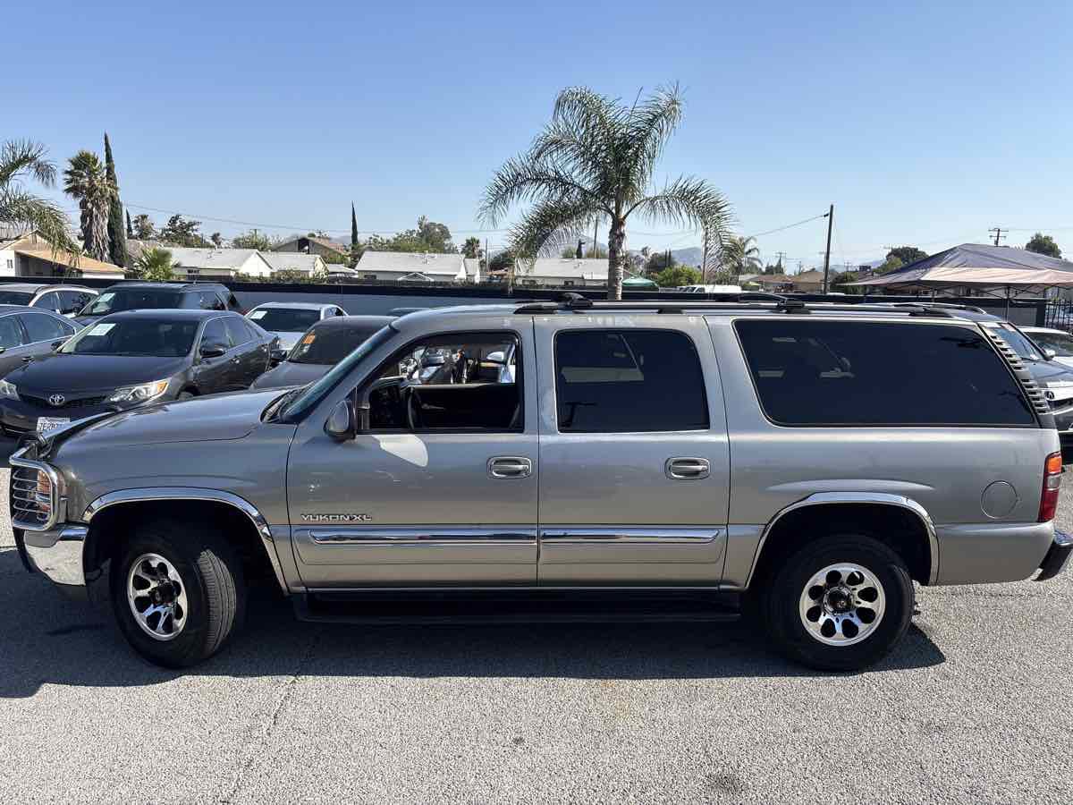 Used 2003 GMC Yukon XL SLE w/ Cargo Package RWD image 2