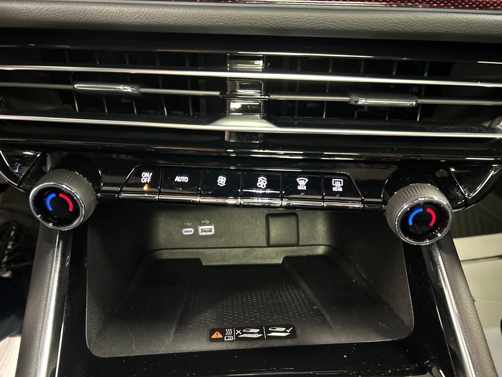 Used 2025 Chevrolet Traverse Z71 w/ Driver Confidence Package image 19