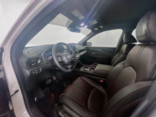 Used 2025 Honda Pilot Black Edition image 17