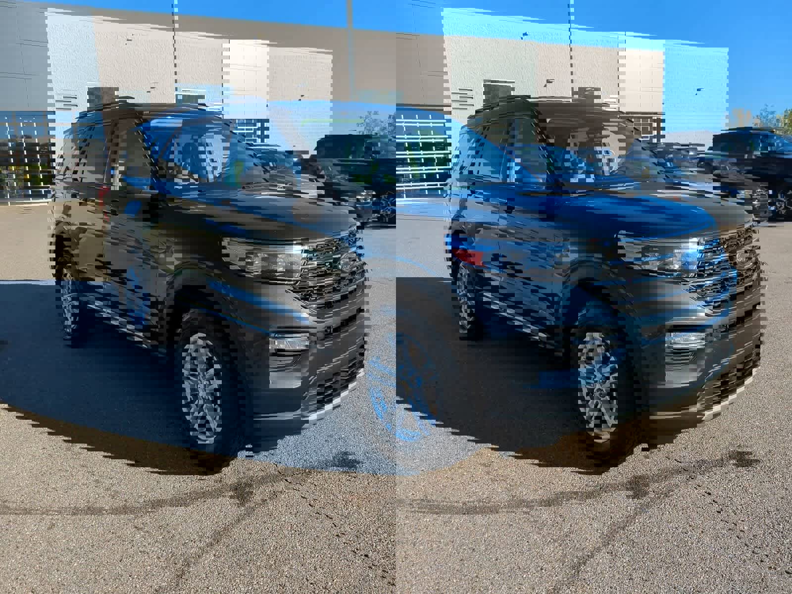 Used 2022 Ford Explorer XLT w/ Equipment Group 202A image 2