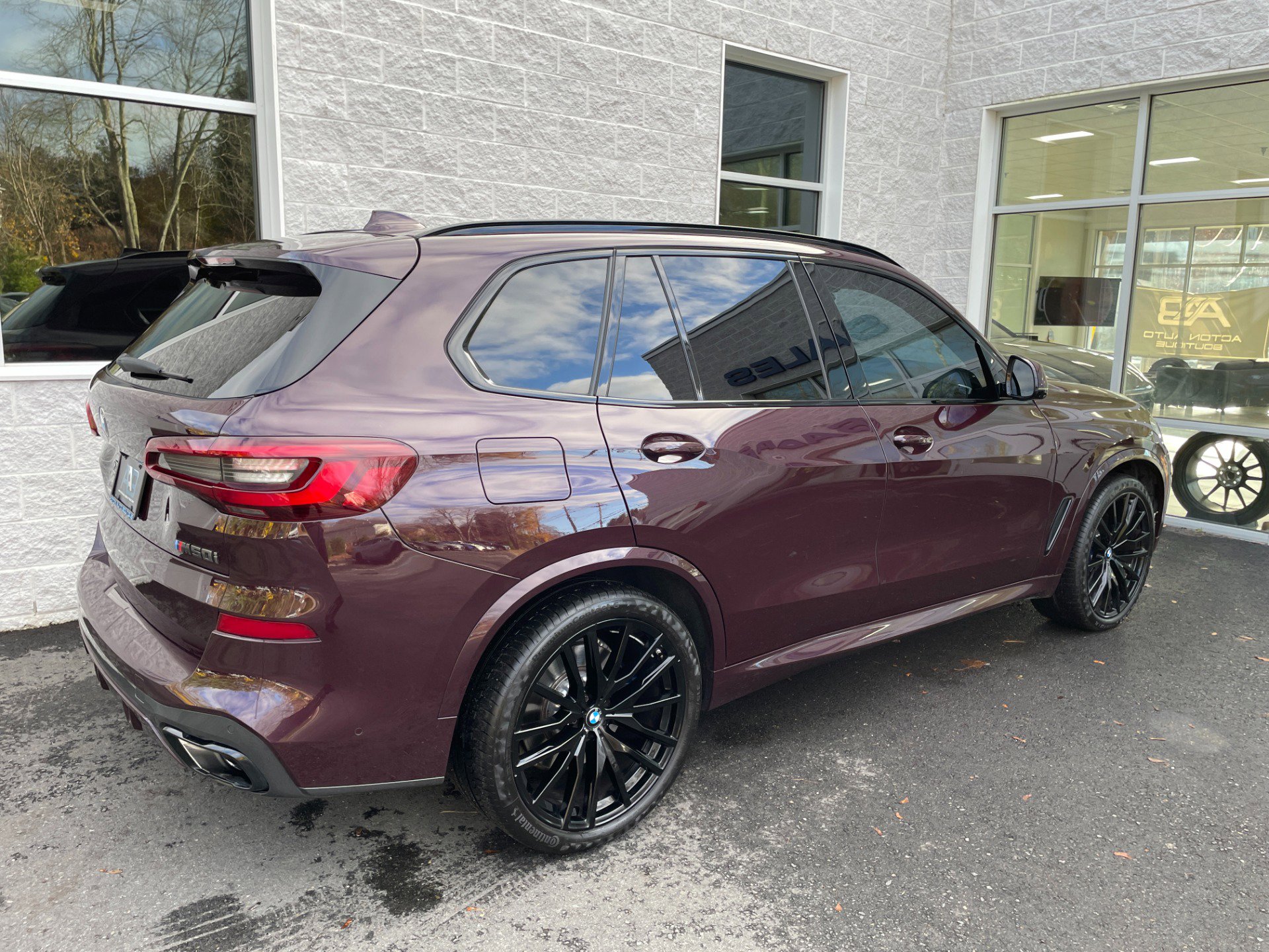 Used 2021 BMW X5 M50i w/ Executive Package image 29