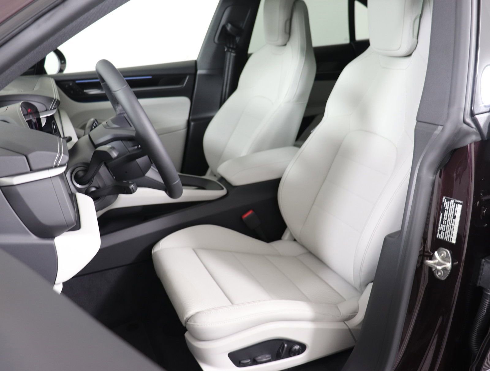 Certified 2025 Porsche Macan 4S Electric AWD/4WD image 5