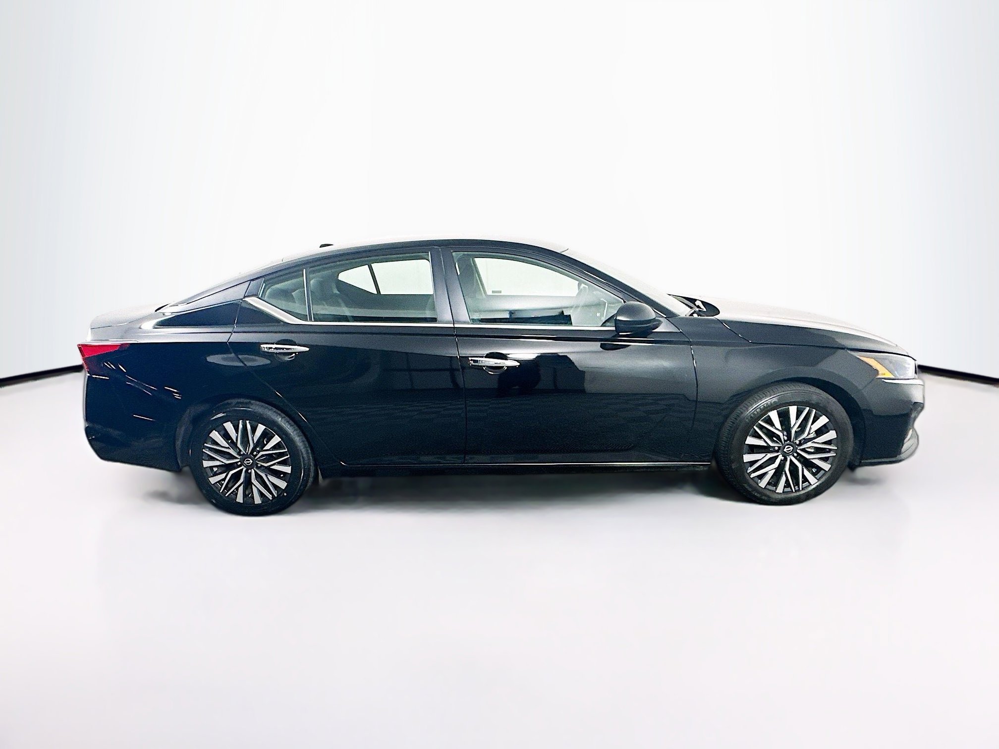 Used 2024 Nissan Altima 2.5 SV image 10