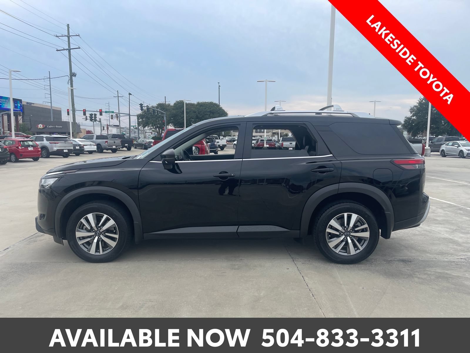 Used 2024 Nissan Pathfinder SL FWD image 2