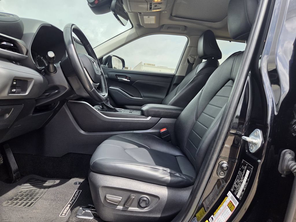 Used 2024 Toyota Highlander XLE FWD image 27