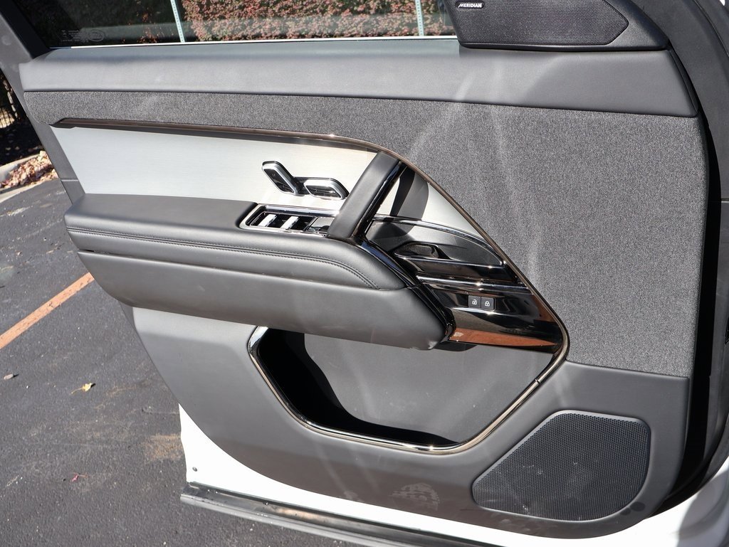 Used 2025 Land Rover Range Rover Sport SE image 35