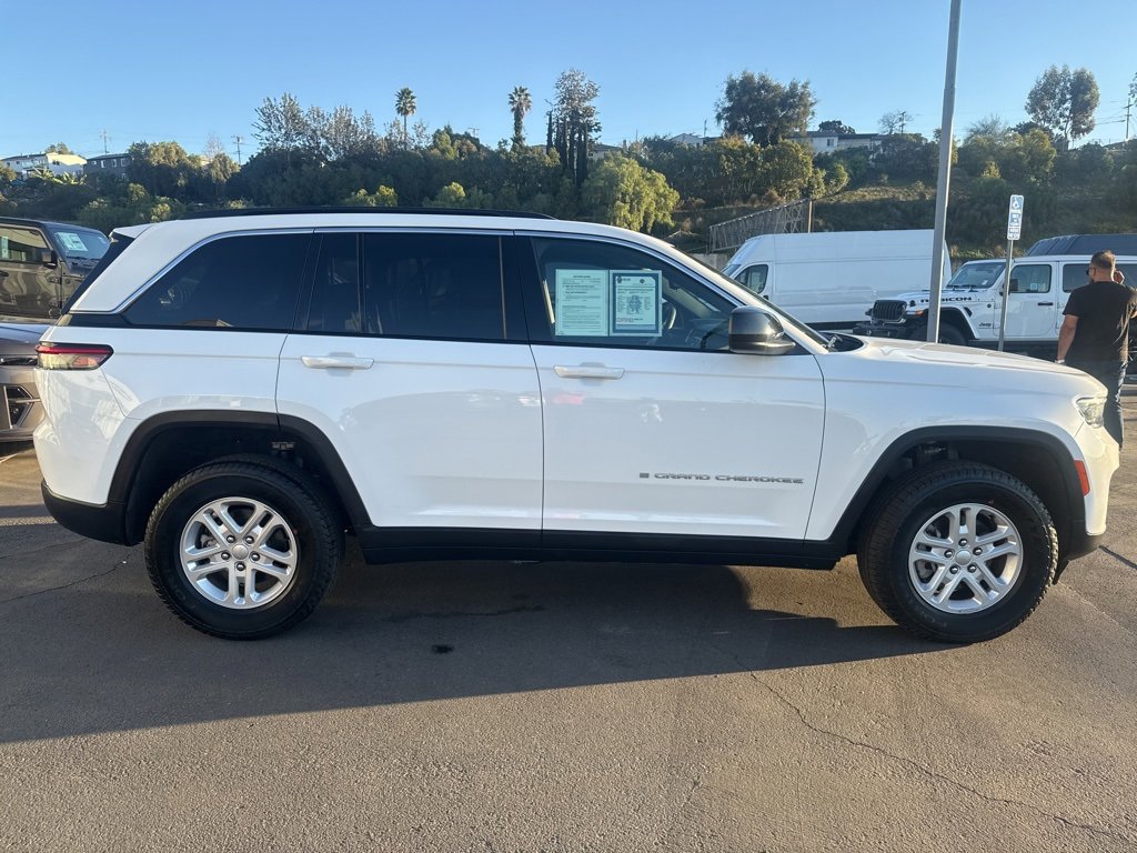 Certified 2024 Jeep Grand Cherokee Laredo w/ Luxury Tech Group I image 9