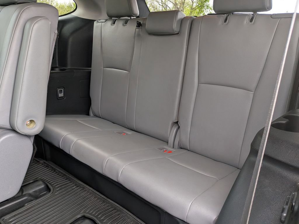 Used 2020 Toyota Highlander XLE AWD/4WD image 28