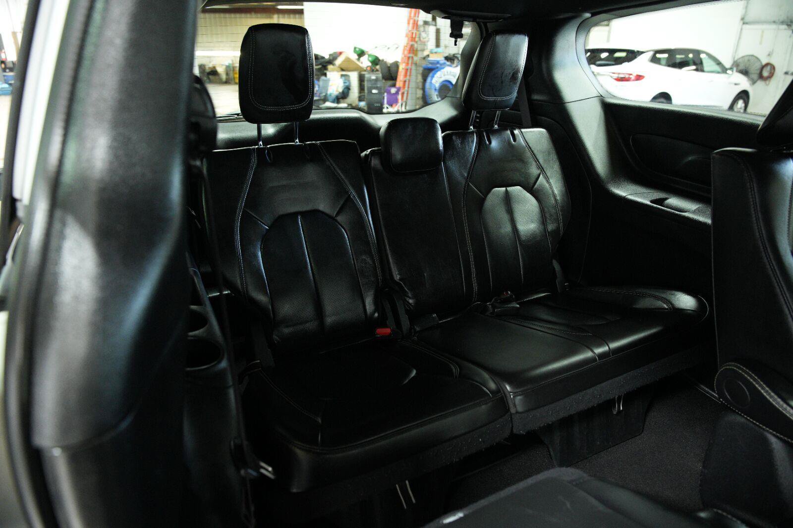 Used 2024 Chrysler Pacifica Limited FWD image 18