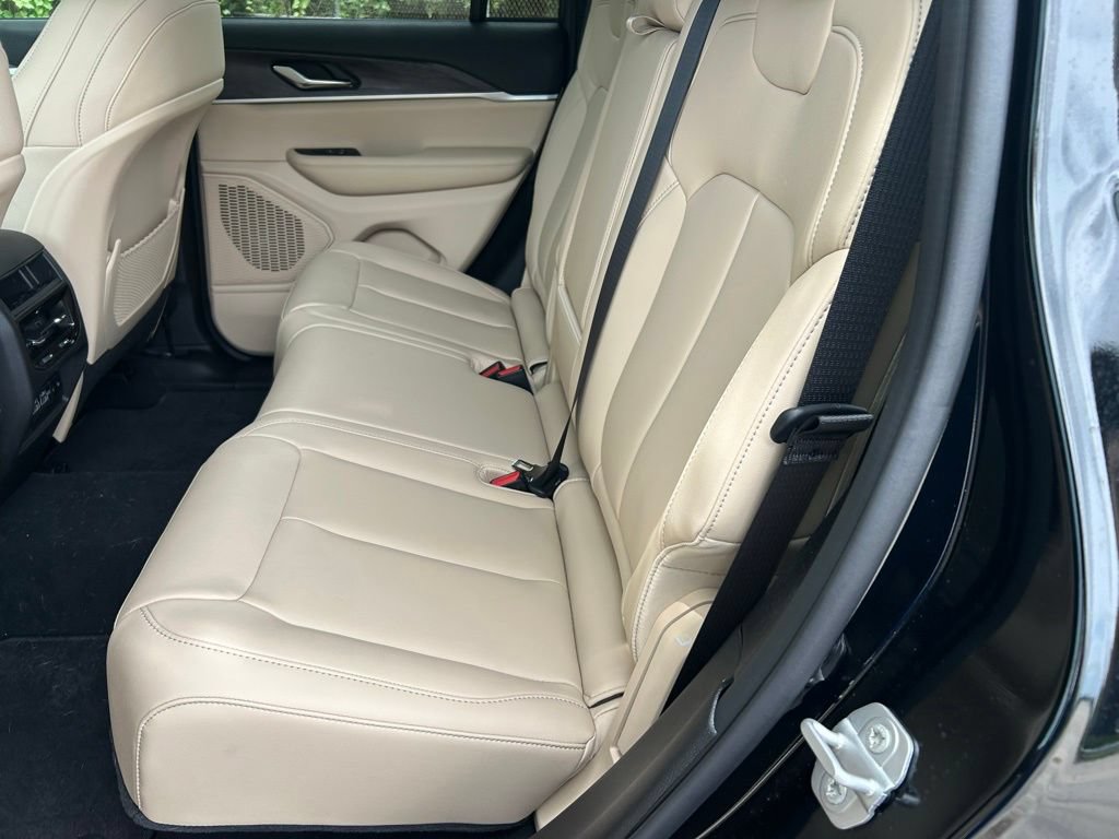 Used 2025 Jeep Grand Cherokee Limited RWD image 8