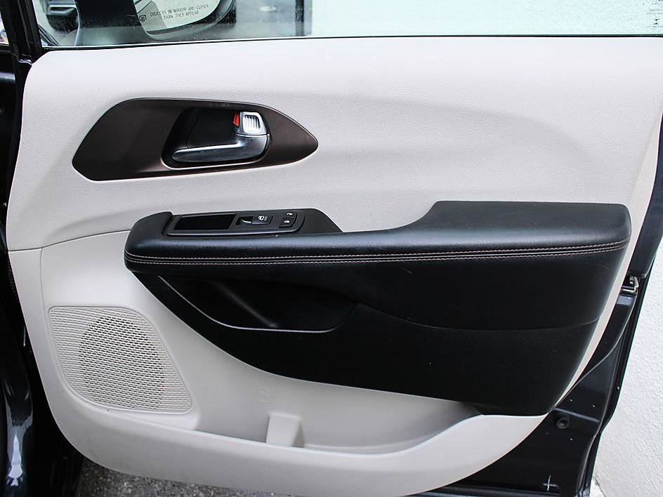 Used 2019 Chrysler Pacifica LX FWD image 21