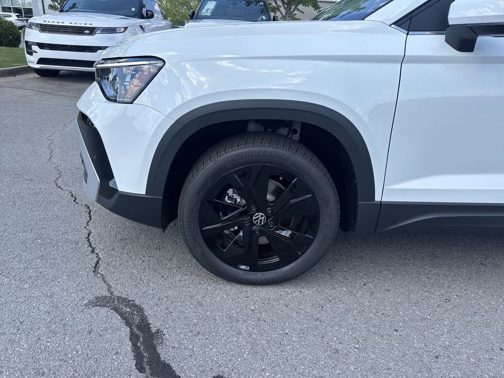 New 2025 Volkswagen Taos SE image 9