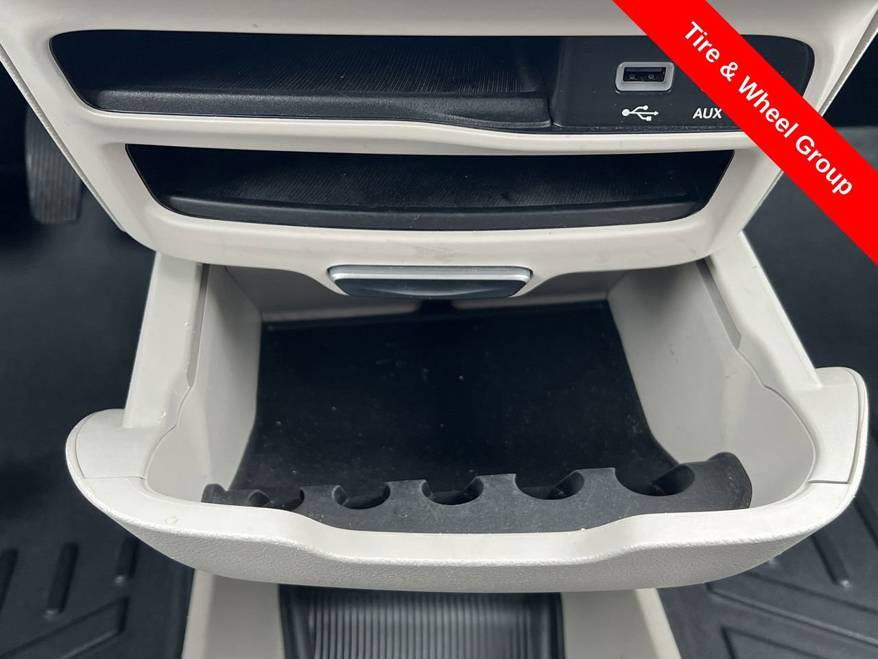 Used 2018 Chrysler Pacifica Touring Plus w/ Tire & Wheel Group image 8