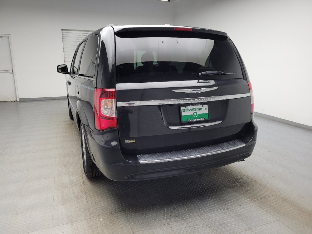 Used 2016 Chrysler Town & Country Touring FWD image 6