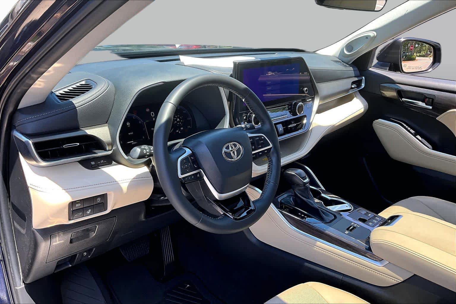 Used 2023 Toyota Highlander Limited FWD image 18