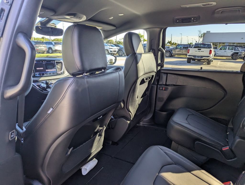 New 2026 Chrysler Pacifica Select image 10