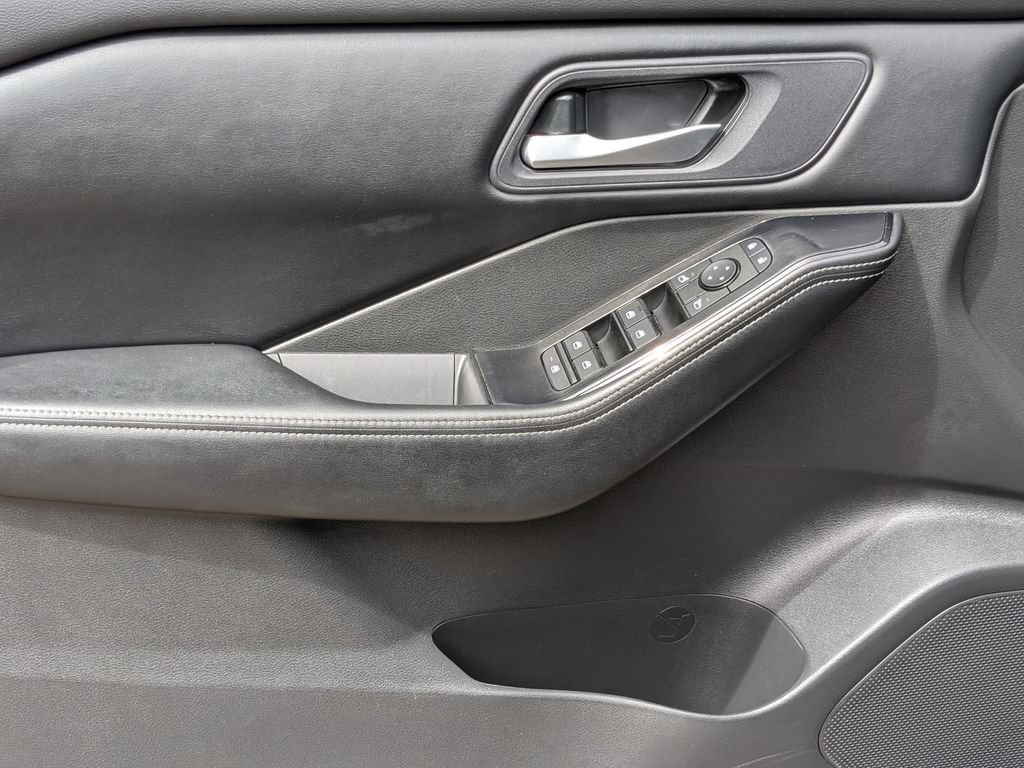 Used 2024 Nissan Rogue SV FWD image 11