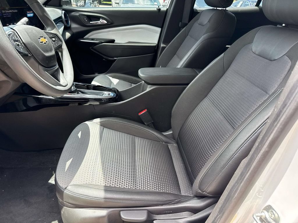 Used 2025 Chevrolet Trax LT FWD image 16