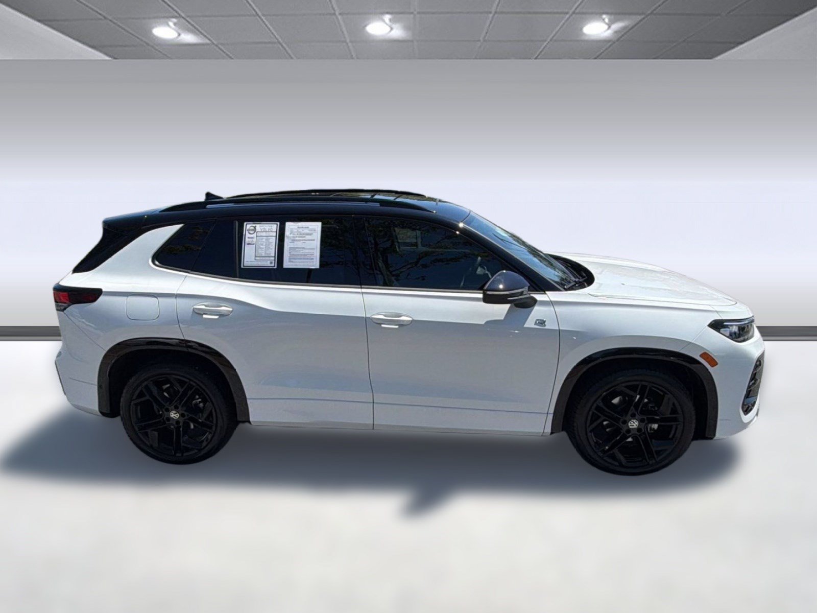 Used 2026 Volkswagen Tiguan SE R-Line FWD image 8