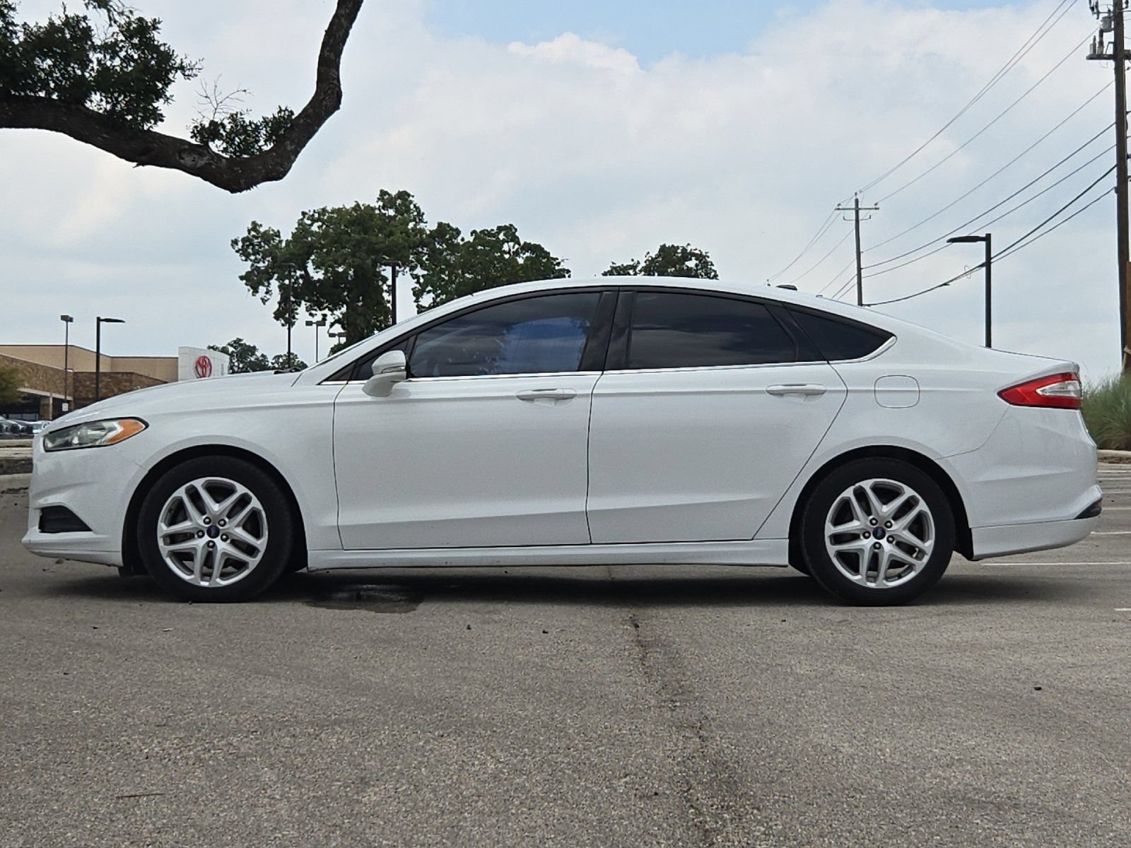 Used 2015 Ford Fusion SE FWD image 2