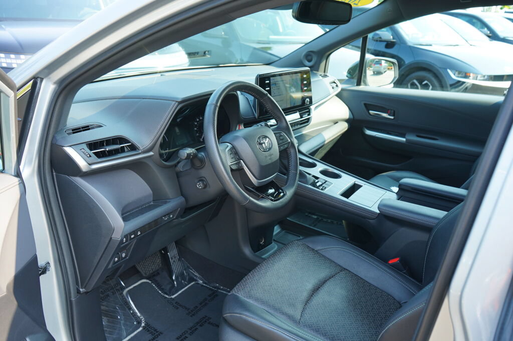 Used 2023 Toyota Sienna XSE AWD/4WD image 16
